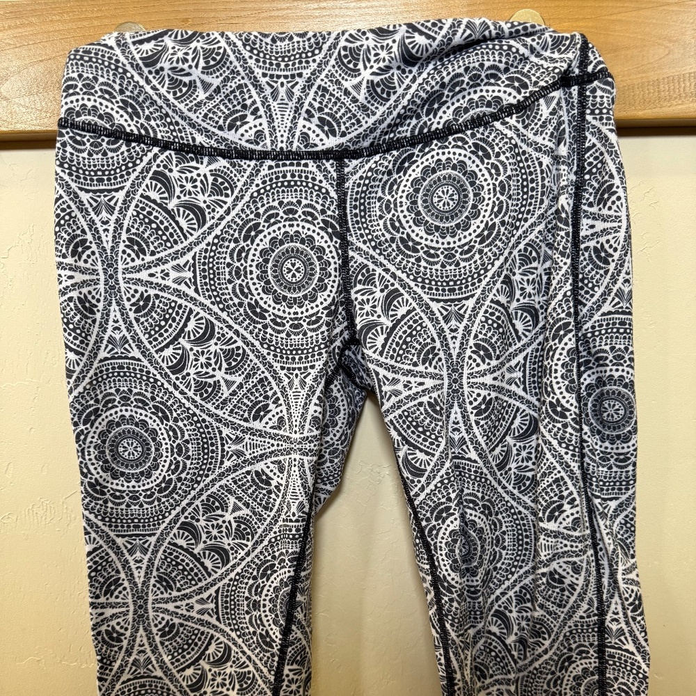 Prana Black & White Mandala Print Capris – Size Medium